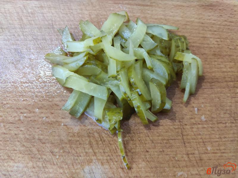 Фото приготовление рецепта: Салат из капусты с горошком огурцом и луком шаг №4