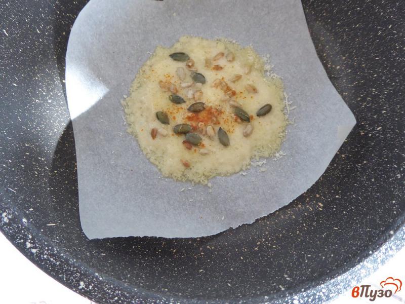Фото приготовление рецепта: Сырные чипсы с семечками шаг №3