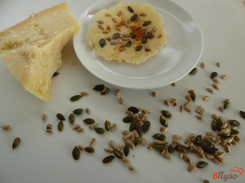 Фото приготовление рецепта: Сырные чипсы с семечками шаг №5