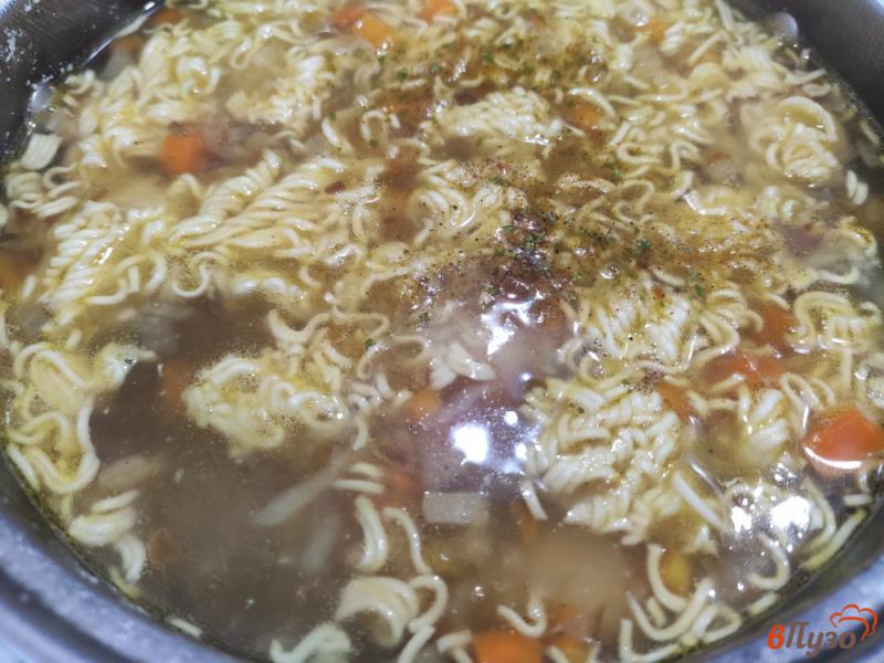 Фото приготовление рецепта: Куриный суп с мивиной шаг №6