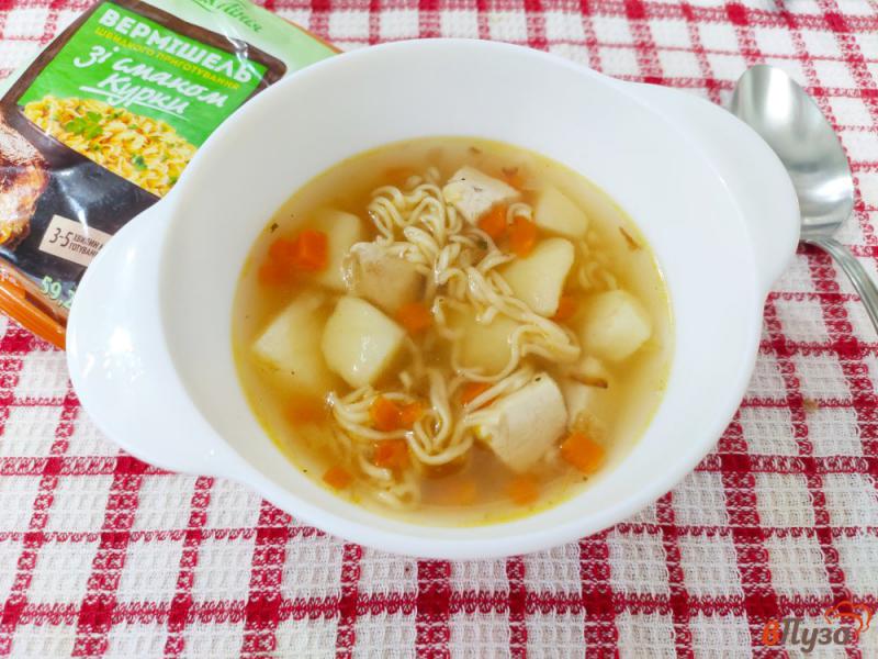 Фото приготовление рецепта: Куриный суп с мивиной шаг №7