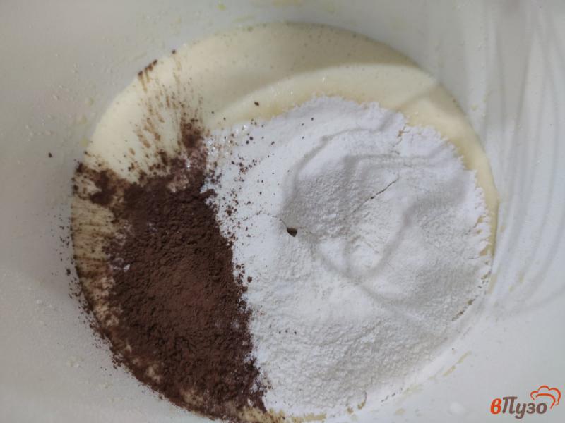 Фото приготовление рецепта: Шоколадно творожный пирог шаг №3