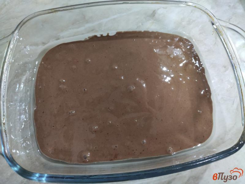 Фото приготовление рецепта: Шоколадно творожный пирог шаг №5