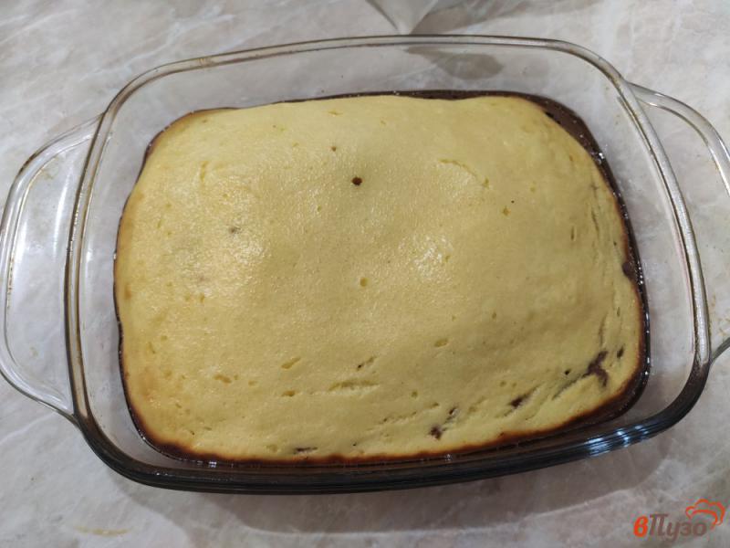 Фото приготовление рецепта: Шоколадно творожный пирог шаг №9