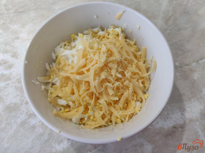 Фото приготовление рецепта: Яичный салат с сыром и горошком шаг №1