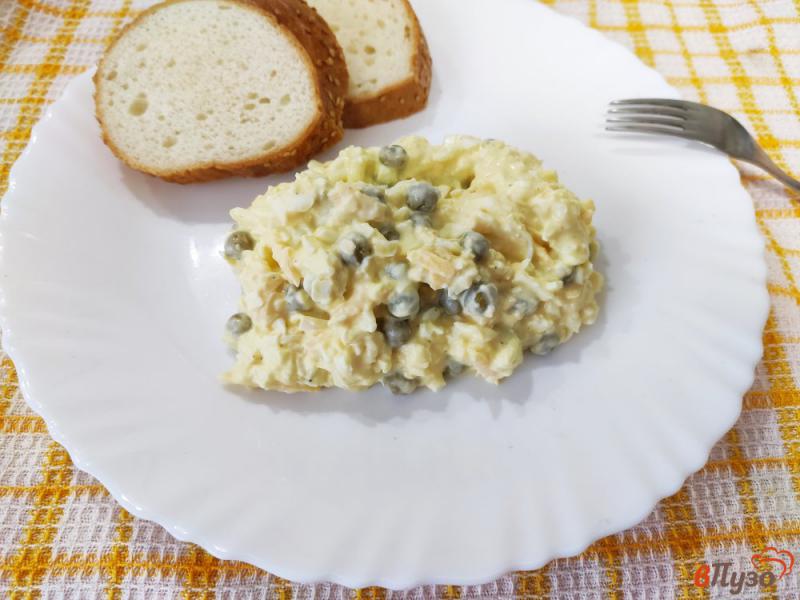 Фото приготовление рецепта: Яичный салат с сыром и горошком шаг №5