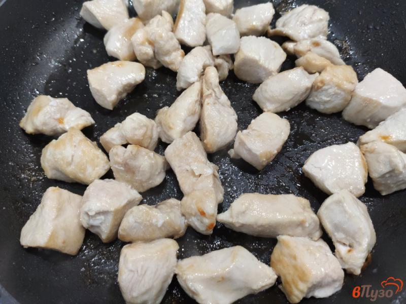 Фото приготовление рецепта: Рис с курицей на сковороде шаг №2