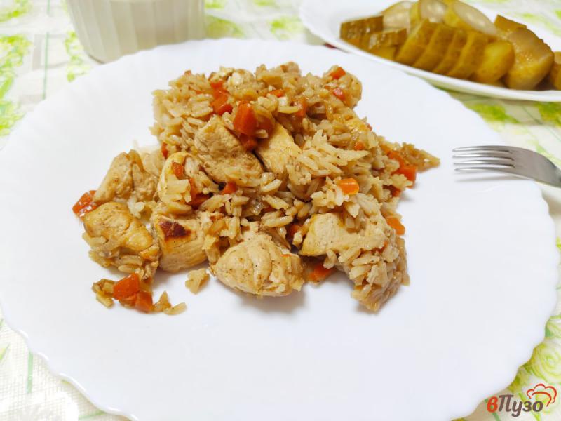 Фото приготовление рецепта: Рис с курицей на сковороде шаг №8