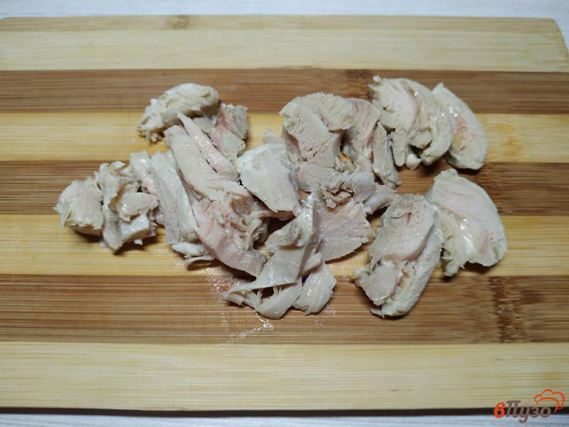 Фото приготовление рецепта: Крабовый салат с курицей и яйцом шаг №2