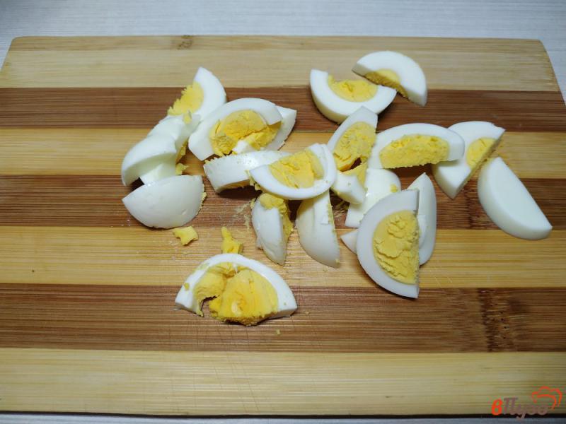 Фото приготовление рецепта: Крабовый салат с курицей и яйцом шаг №4