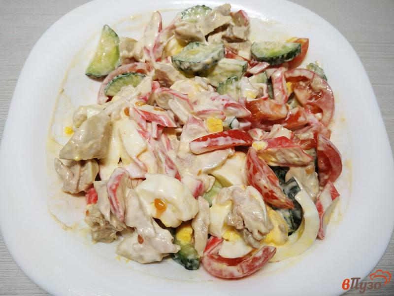 Фото приготовление рецепта: Крабовый салат с курицей и яйцом шаг №6