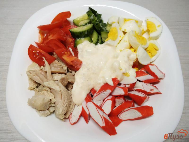 Фото приготовление рецепта: Крабовый салат с курицей и яйцом шаг №5