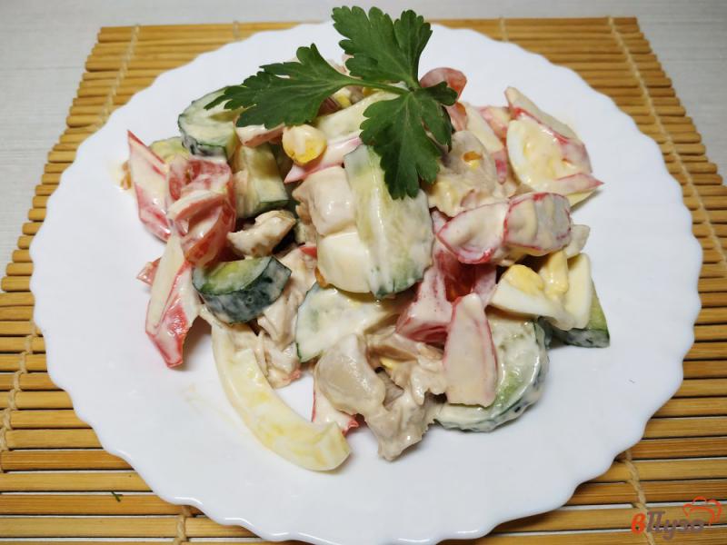 Фото приготовление рецепта: Крабовый салат с курицей и яйцом шаг №7