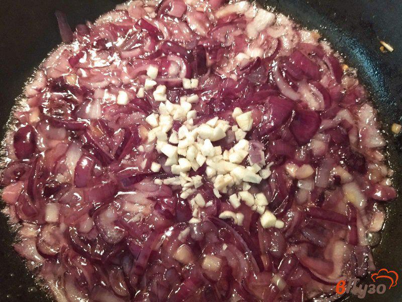 Фото приготовление рецепта: Спагетти с мясным соусом из говяжьей тушёнки шаг №3