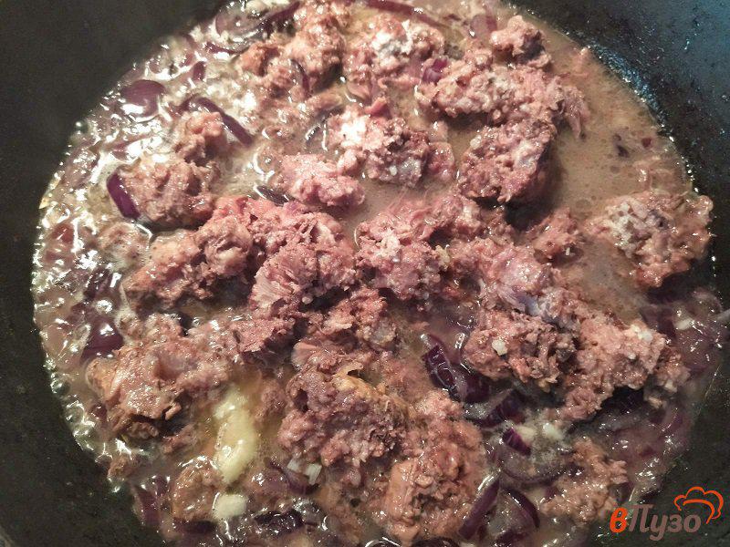 Фото приготовление рецепта: Спагетти с мясным соусом из говяжьей тушёнки шаг №4