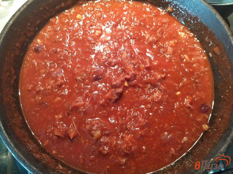Фото приготовление рецепта: Спагетти с мясным соусом из говяжьей тушёнки шаг №7
