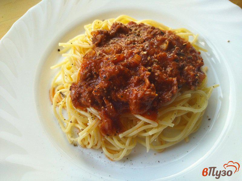 Фото приготовление рецепта: Спагетти с мясным соусом из говяжьей тушёнки шаг №8