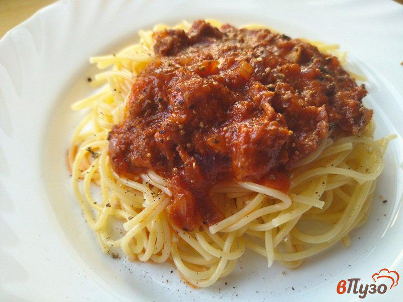 Фото приготовление рецепта: Спагетти с мясным соусом из говяжьей тушёнки шаг №9