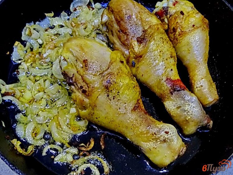 Фото приготовление рецепта: Куриные голени тушеные с овощами шаг №6