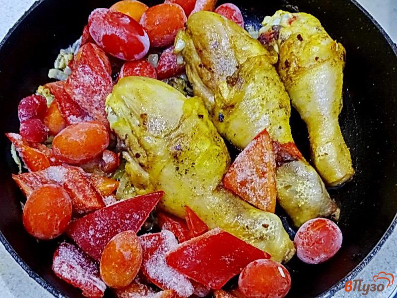 Фото приготовление рецепта: Куриные голени тушеные с овощами шаг №7