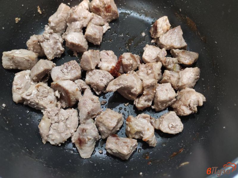 Фото приготовление рецепта: Свинина тушёная в кетчупе шаг №3