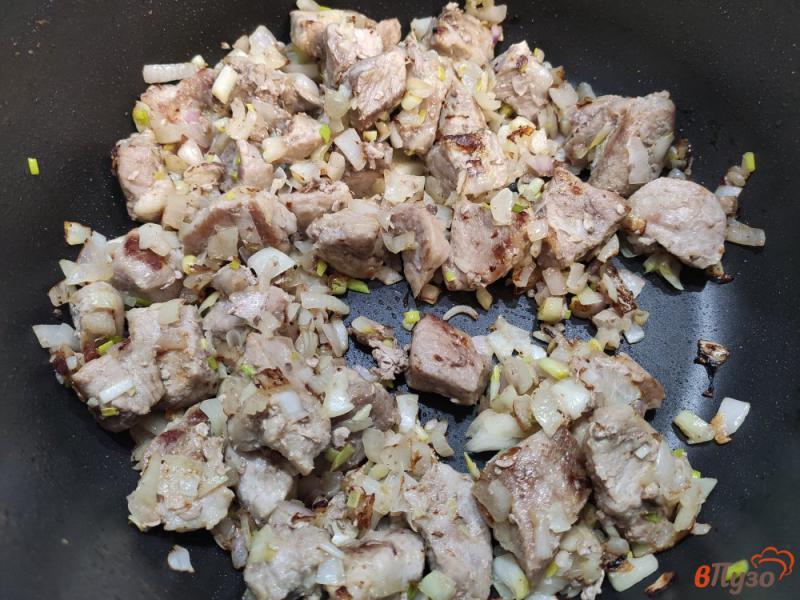 Фото приготовление рецепта: Свинина тушёная в кетчупе шаг №4