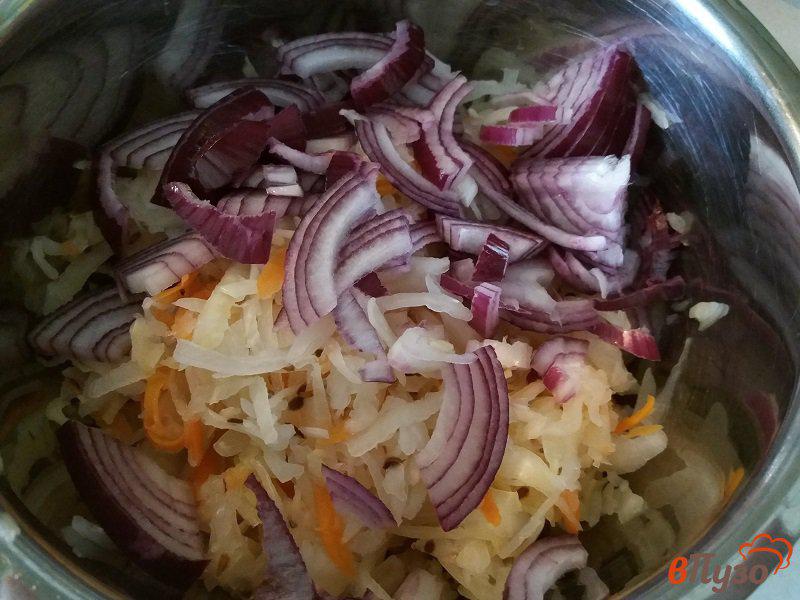 Фото приготовление рецепта: Салат из квашеной капусты и запечённой свеклы шаг №4