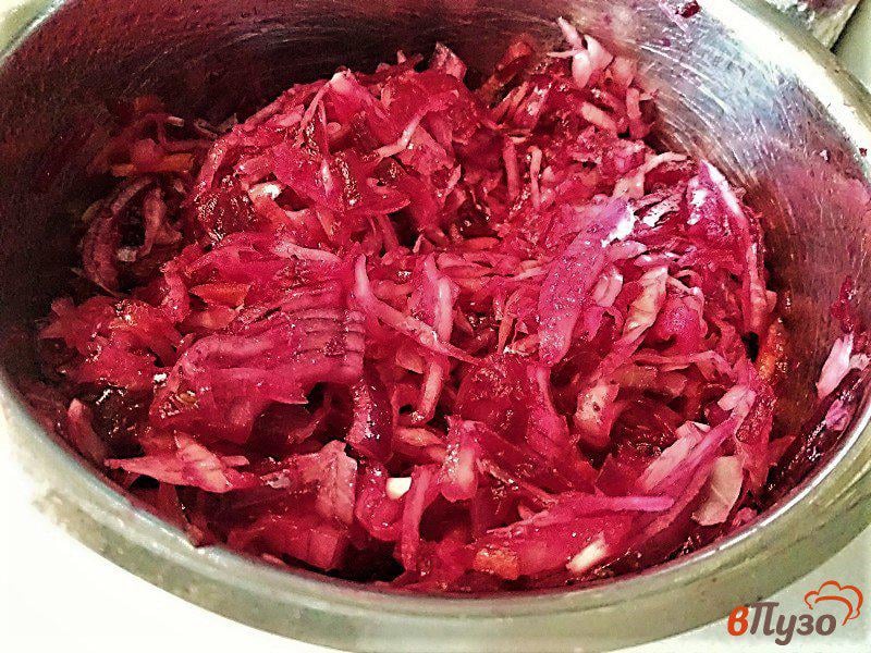 Фото приготовление рецепта: Салат из квашеной капусты и запечённой свеклы шаг №6