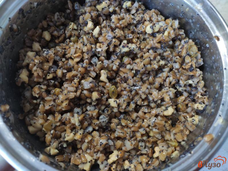 Фото приготовление рецепта: Кутья из пшеницы с орехами и изюмом шаг №5