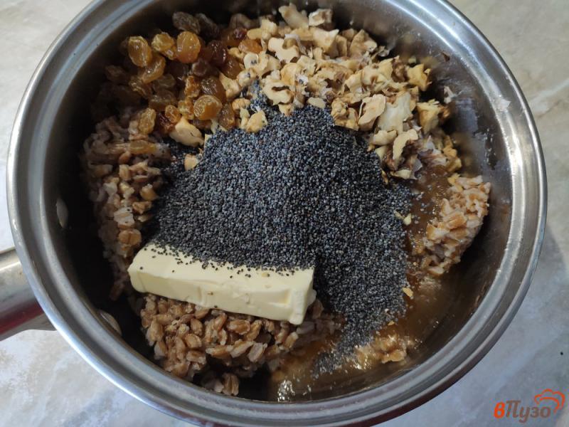 Фото приготовление рецепта: Кутья из пшеницы с орехами и изюмом шаг №4