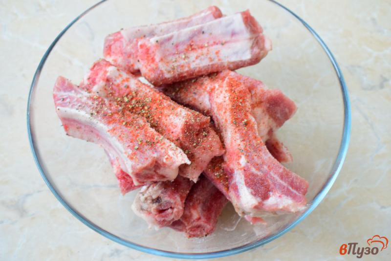Фото приготовление рецепта: Свиные ребра в майонезе на сковороде шаг №2