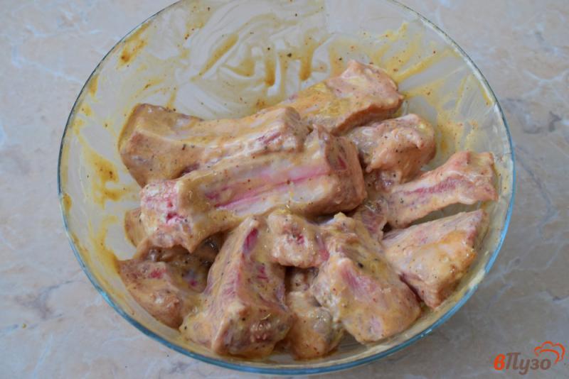 Фото приготовление рецепта: Свиные ребра в майонезе на сковороде шаг №4