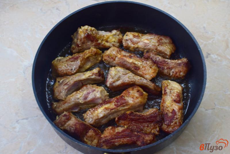 Фото приготовление рецепта: Свиные ребра в майонезе на сковороде шаг №5