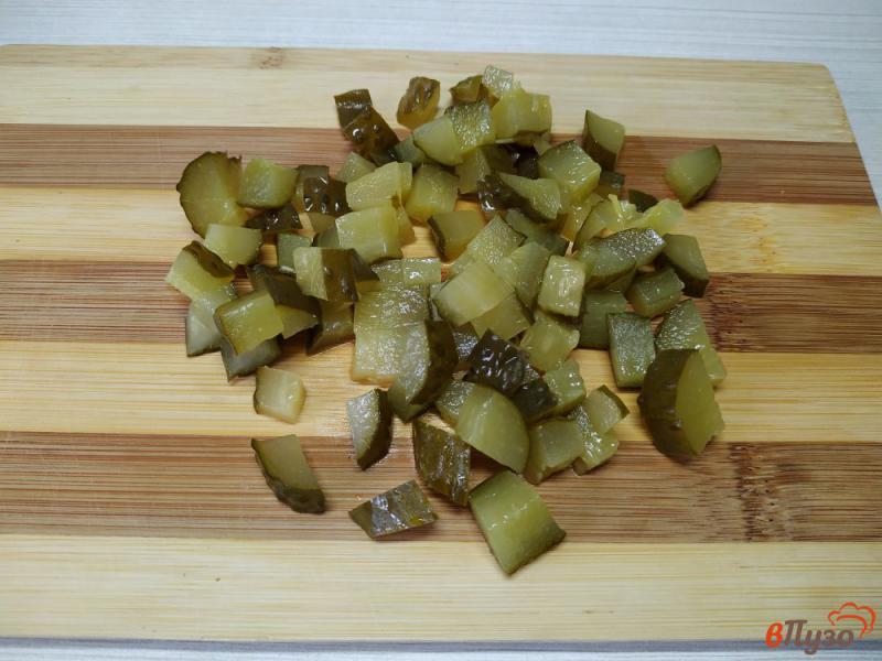 Фото приготовление рецепта: Салат из крабовых палочек с маринованным огурцом шаг №3