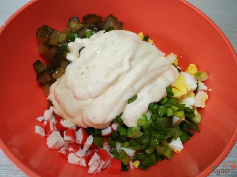 Фото приготовление рецепта: Салат из крабовых палочек с маринованным огурцом шаг №5