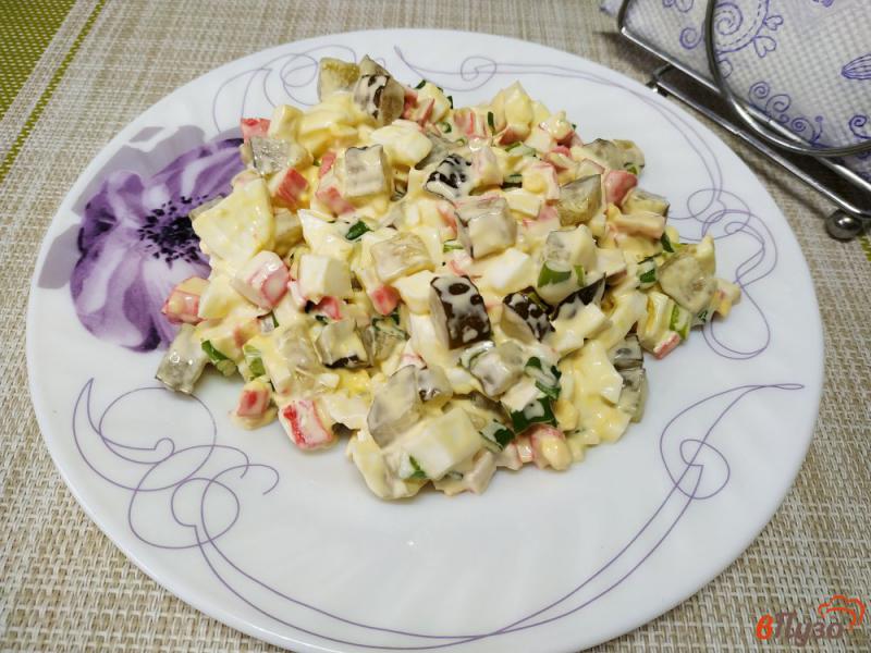 Фото приготовление рецепта: Салат из крабовых палочек с маринованным огурцом шаг №7