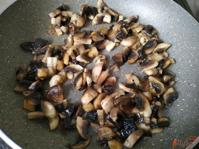 Фото приготовление рецепта: Картофельные биточки с грибами шаг №5