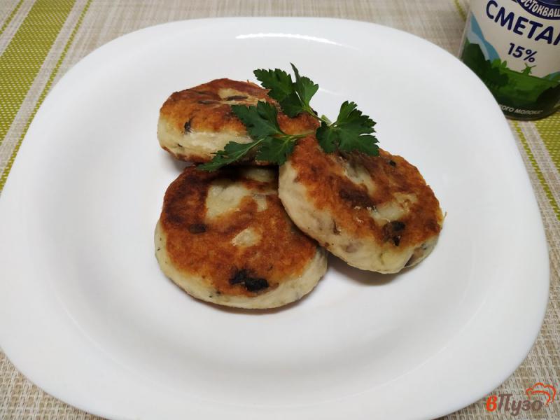 Фото приготовление рецепта: Картофельные биточки с грибами шаг №10