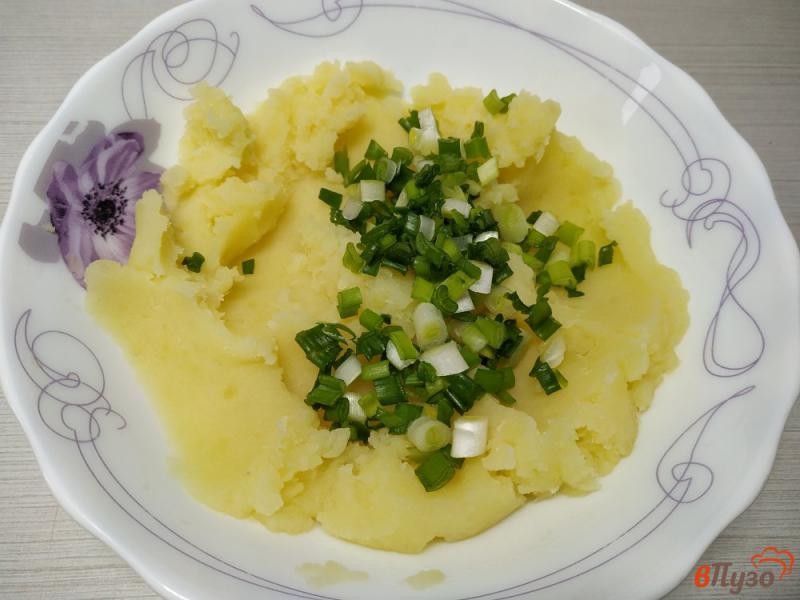 Фото приготовление рецепта: Бездрожжевые пирожки с картошкой и зелёным луком шаг №5