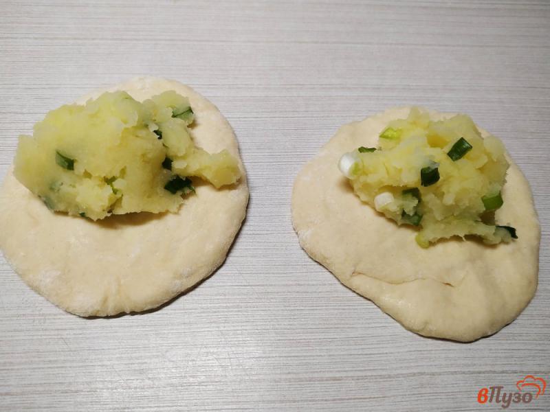 Фото приготовление рецепта: Бездрожжевые пирожки с картошкой и зелёным луком шаг №7