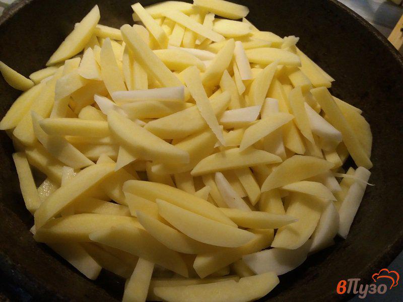 Фото приготовление рецепта: Жаренный картофель с зеленью шаг №3