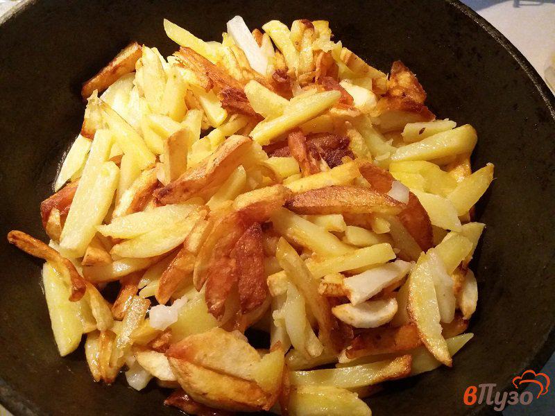 Фото приготовление рецепта: Жаренный картофель с зеленью шаг №5