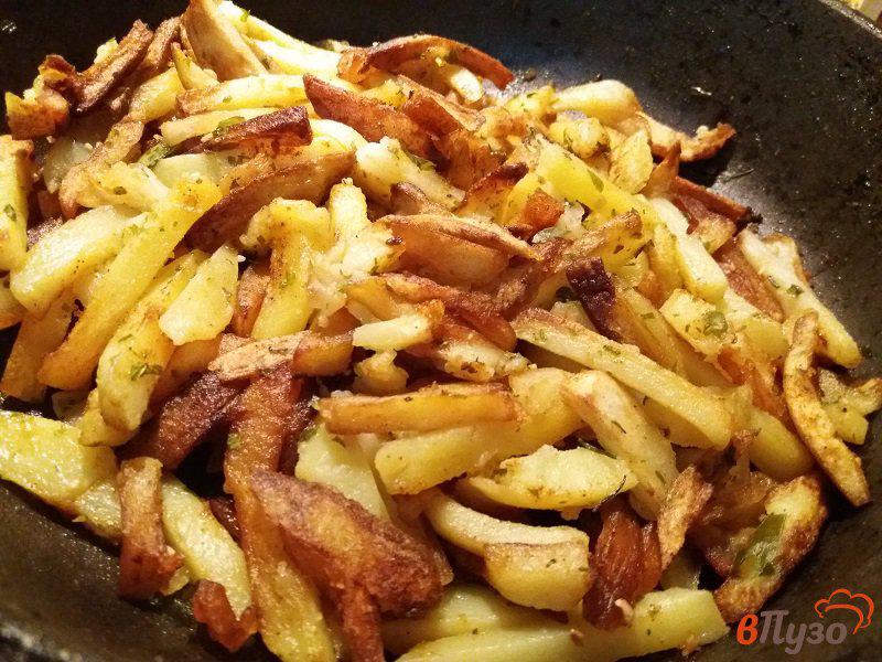 Фото приготовление рецепта: Жаренный картофель с зеленью шаг №7