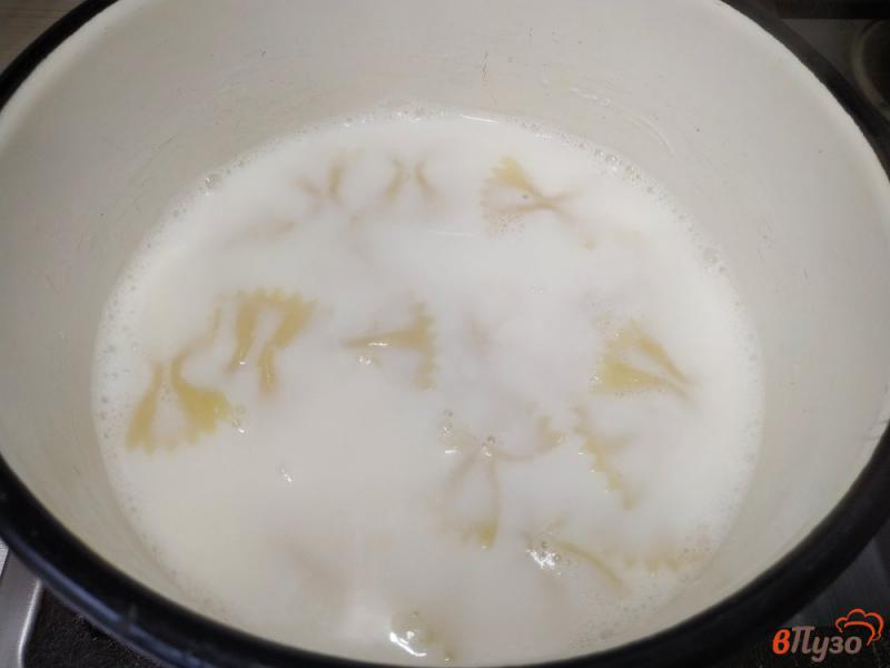Фото приготовление рецепта: Молочный суп с пастой фарфалле шаг №3