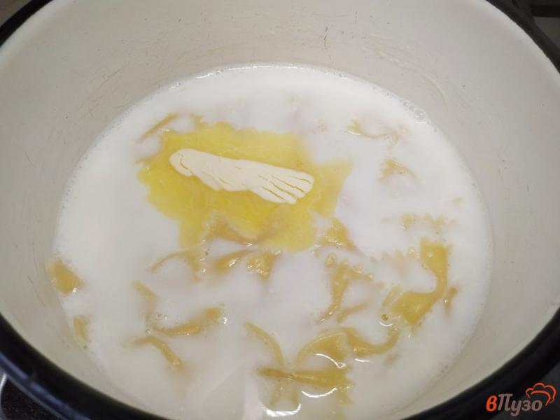 Фото приготовление рецепта: Молочный суп с пастой фарфалле шаг №4