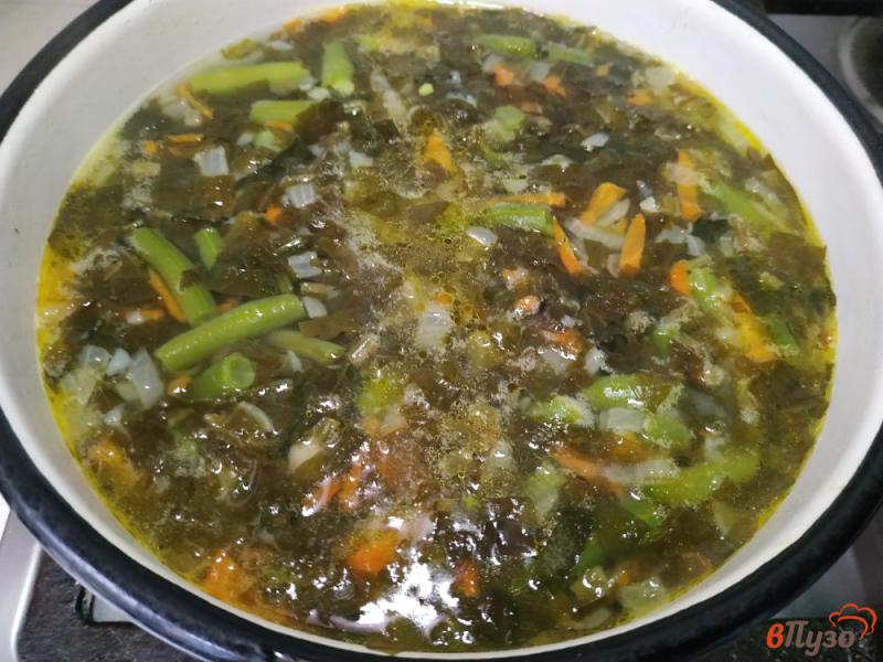 Фото приготовление рецепта: Щавелевой суп со спаржевой фасолью шаг №8
