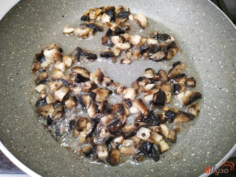 Фото приготовление рецепта: Беляши с курицей и грибами шаг №6