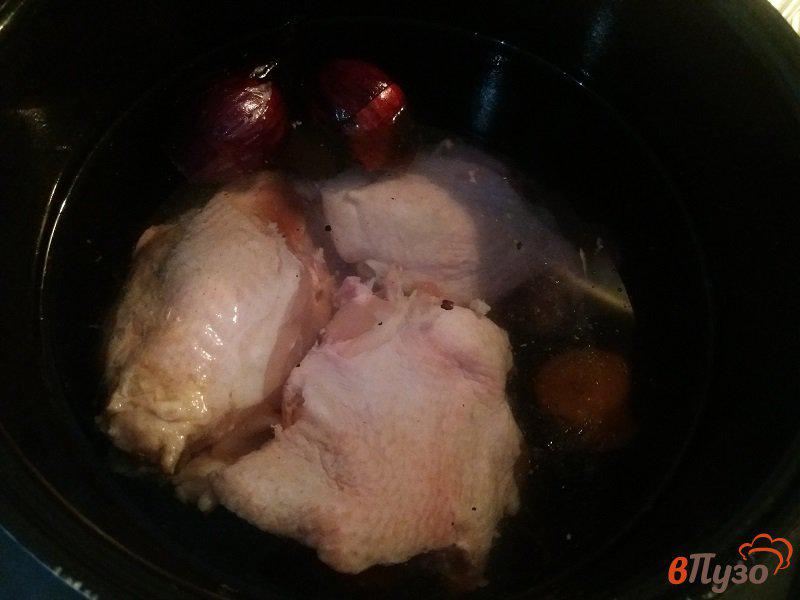 Фото приготовление рецепта: Куриный бульон шаг №3