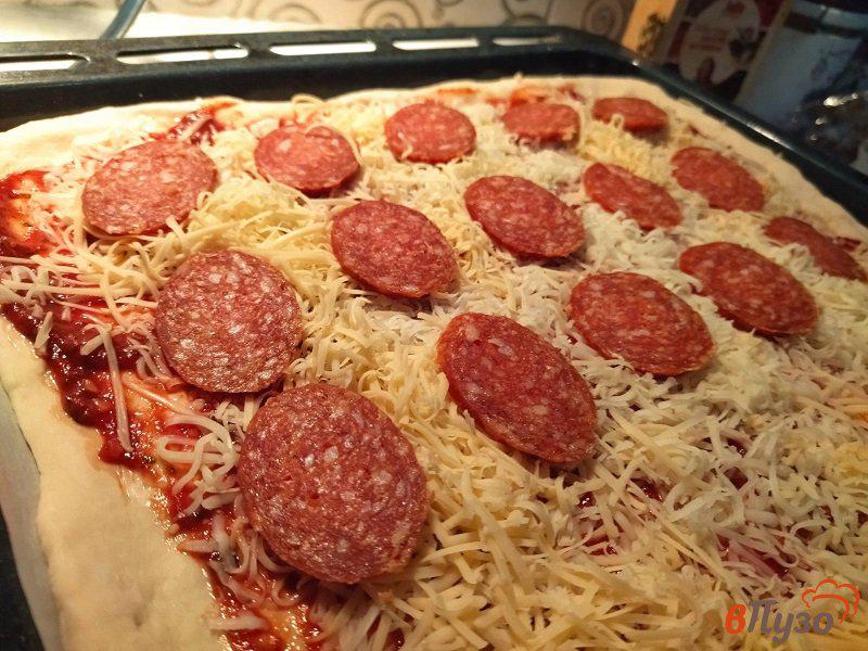 Фото приготовление рецепта: Пицца итальянская с пеперони два сезона шаг №3