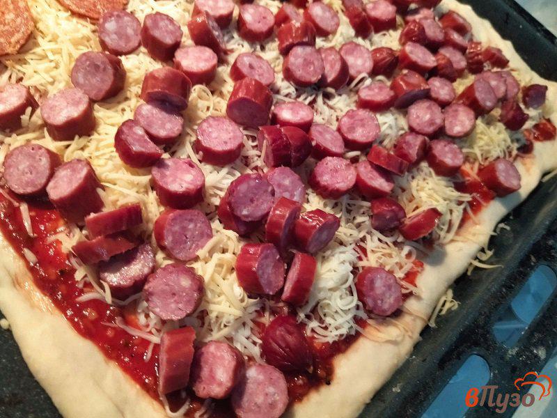 Фото приготовление рецепта: Пицца итальянская с пеперони два сезона шаг №4